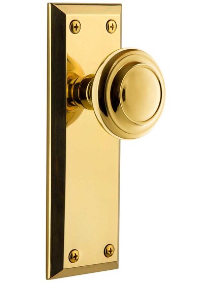 Grandeur Fifth-Avenue Door Set with Circulaire Knobs in Polished Brass.